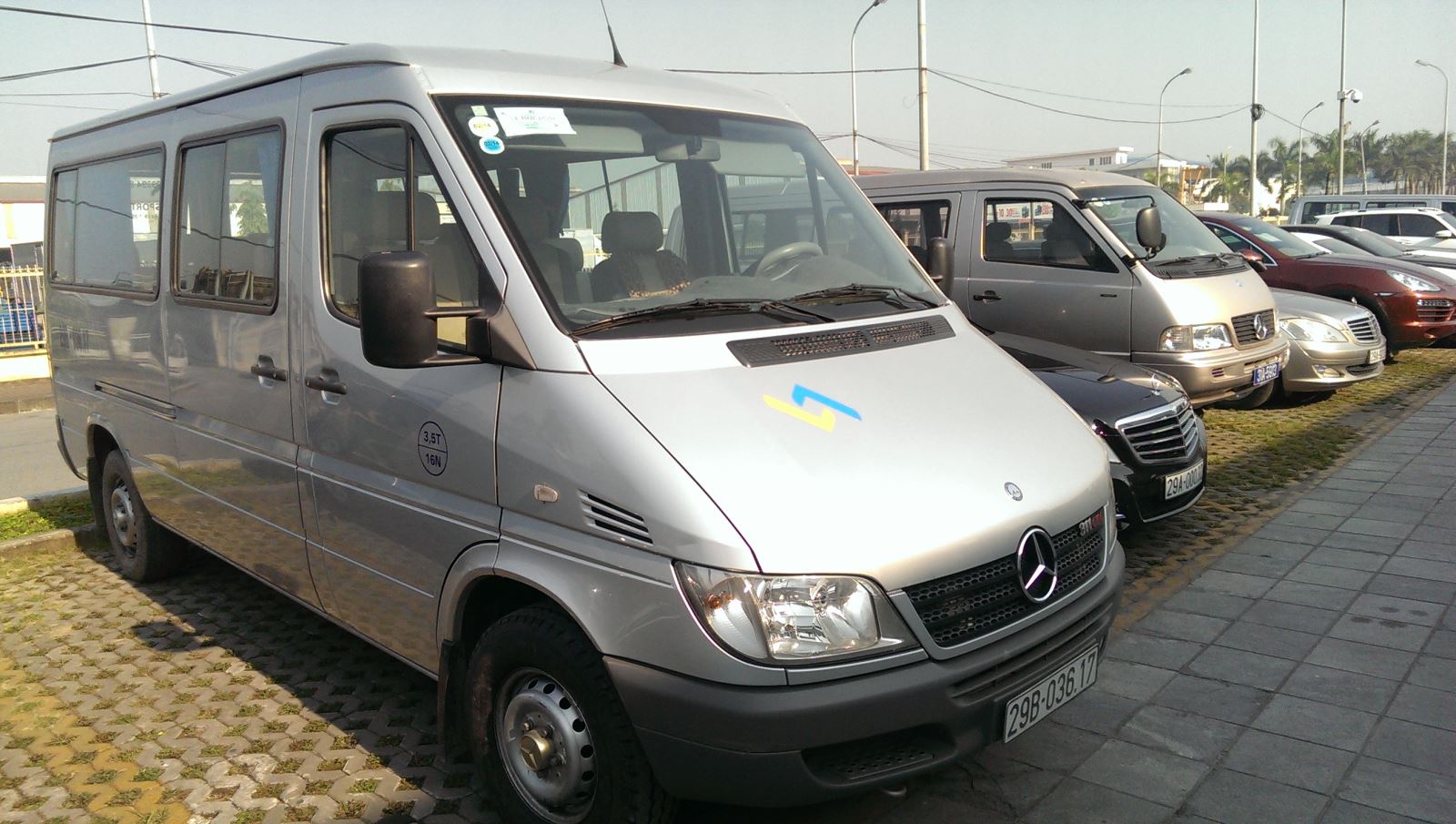 thuê xe 16 chỗ đón sân bay